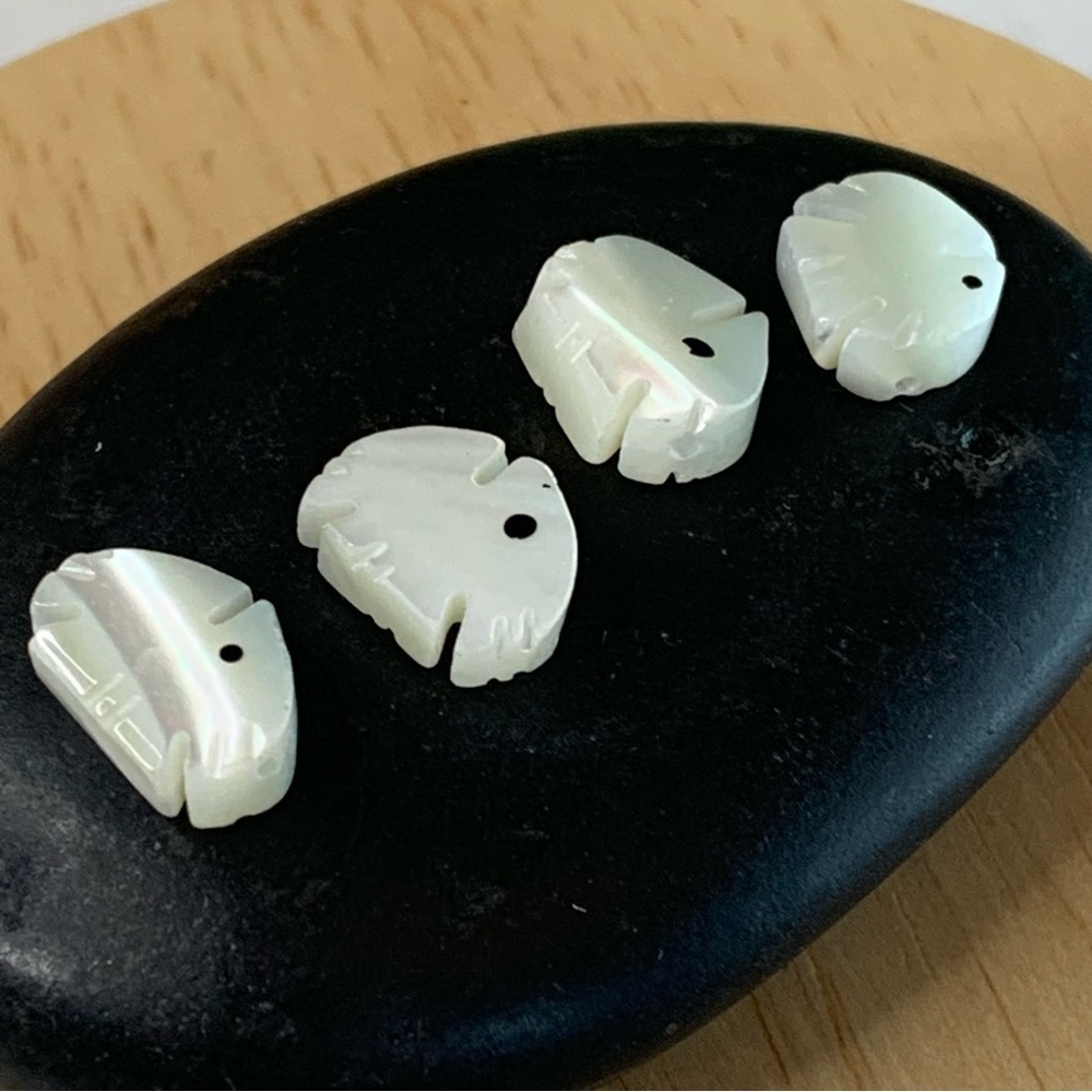 4 Hand Carved Mother of Pearl Fish Fetish Beads MOP Angelfish Vintage Lot 10mm - Picture 3 of 16